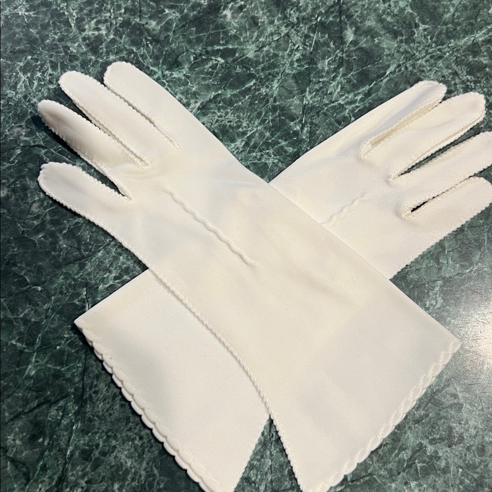 Elegant Vintage White Women's Gloves - Picture 4 of 4